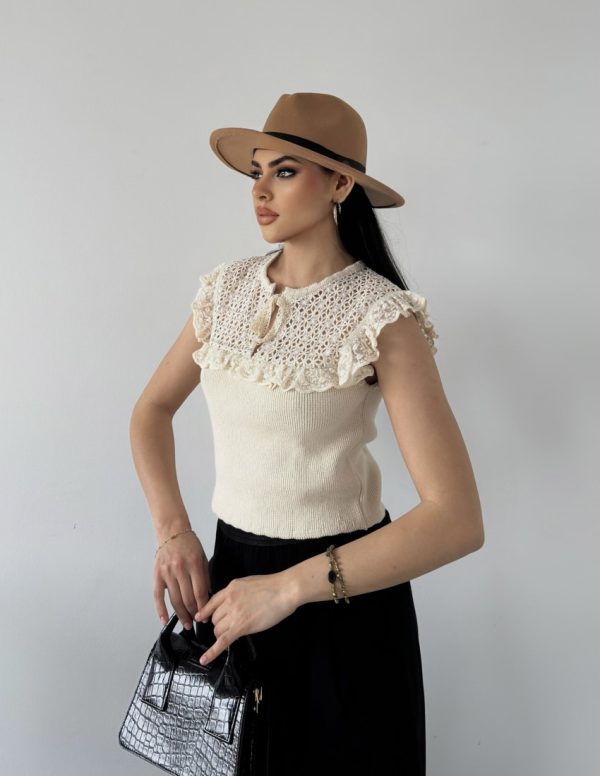 Dantel Brode Detaylı Triko Bluz